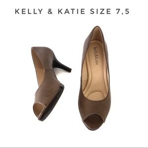 Kelly & Katie tan open toes heels size 7 1/2